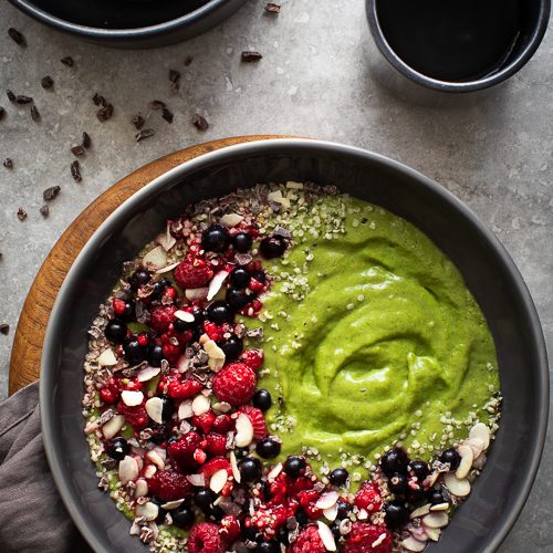 Green Smoothie Bowl with Wheatgrass, Flax & Berries