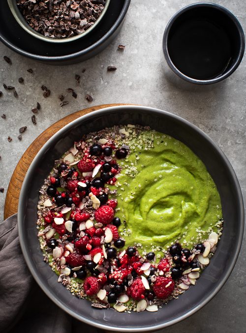 Green Smoothie Bowl with Wheatgrass, Flax & Berries